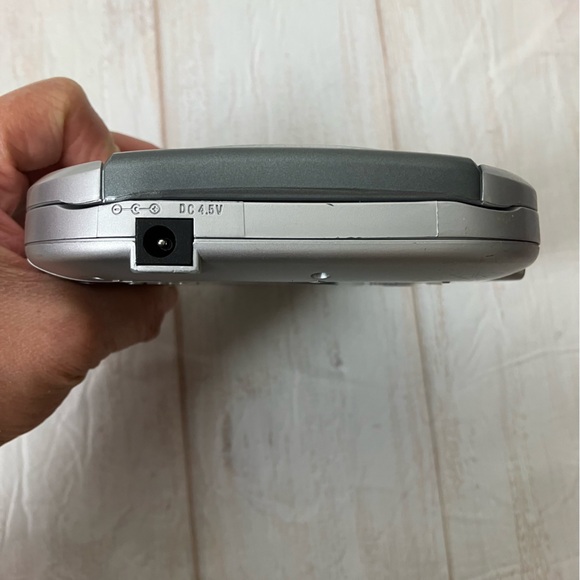 Durabrand AM/FM Radio Portable CD Player - Picture 6 of 9